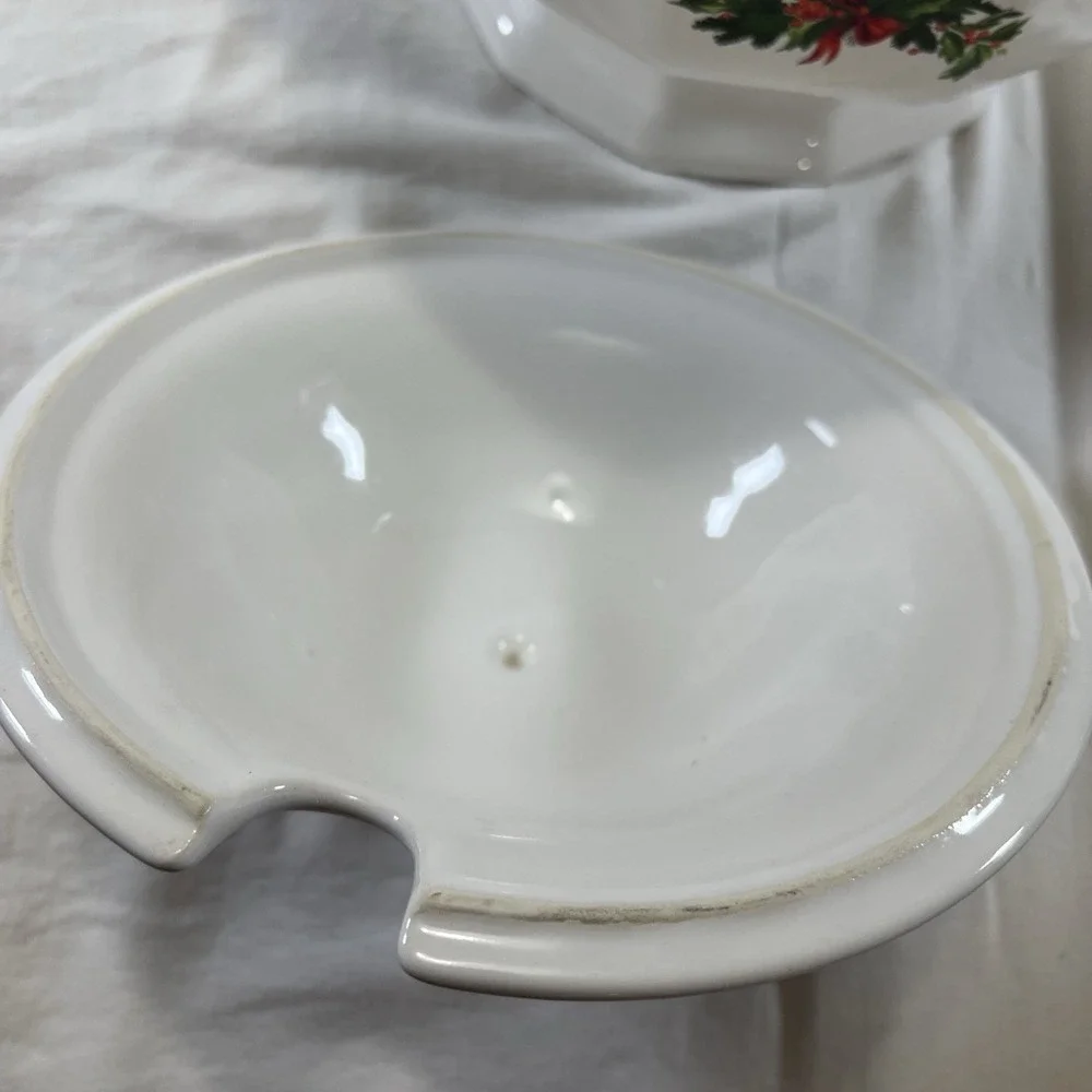 Pfaltzgraff Holiday Heritage Soup Tureen w Lid Christmas Holly Ribbon Green Trim